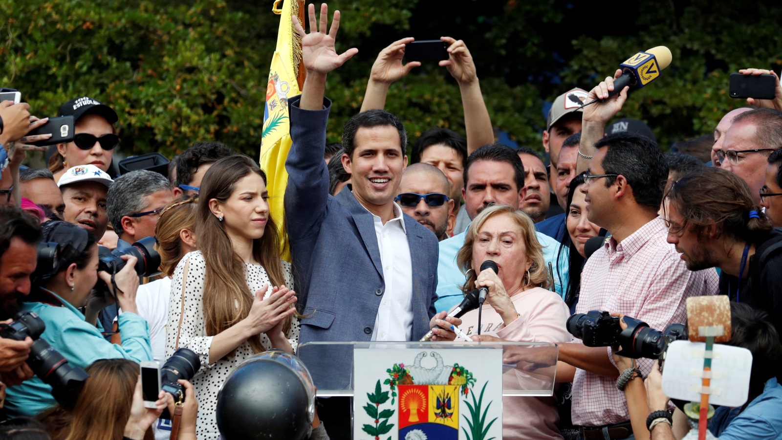 غوايدو دعا أنصاره لمواصلة الضغوط في مظاهرة جديدة حتى يتنحى مادورو (رويترز)