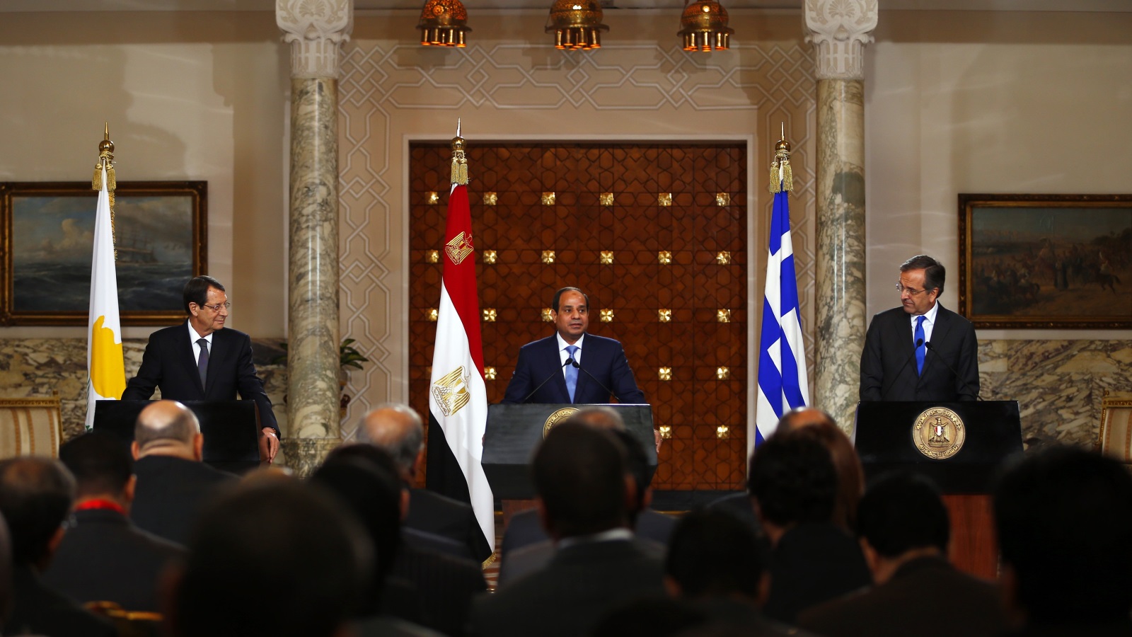 الرئيس المصري عبد الفتاح السيسي مع الرئيس القبرصي نيكوس اناستاسيادس ورئيس الوزراء اليوناني أنطوناس ساماراس (رويترز)