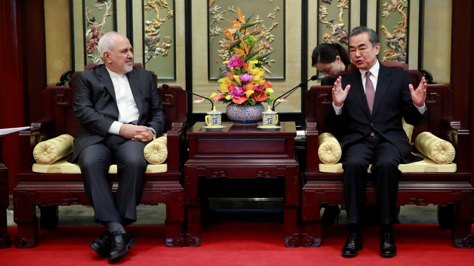 ‪وزير الخارجية الإيراني محمد جواد ظريف (يسار) خلال اجتماعه بنظيره الصيني في بكين‬ (رويترز)