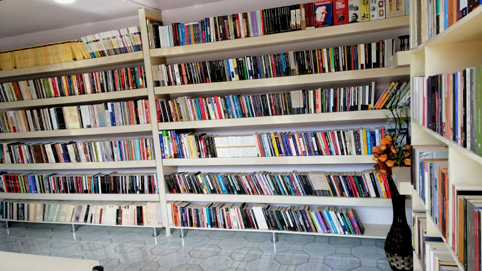 ‪جانب من مكتبة بنداروك وتعني مكان النزهة بالكُردية‬ جانب من مكتبة بنداروك وتعني مكان النزهة بالكُردية (الجزيرة)