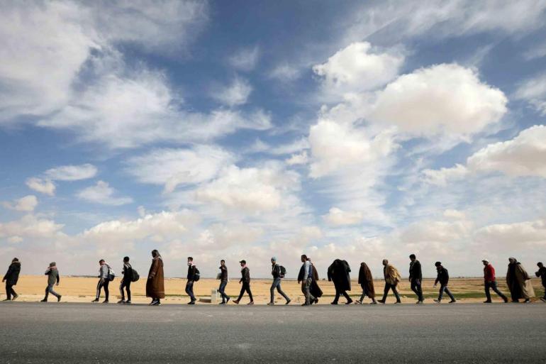 هديل الروابدة - شباب العقبة على الطريق الصحراوي في طريقهم الى العاصمة عمان - البطالة تخلق وجها جديدا للاحتجاجات: "الزحف إلى عمان"