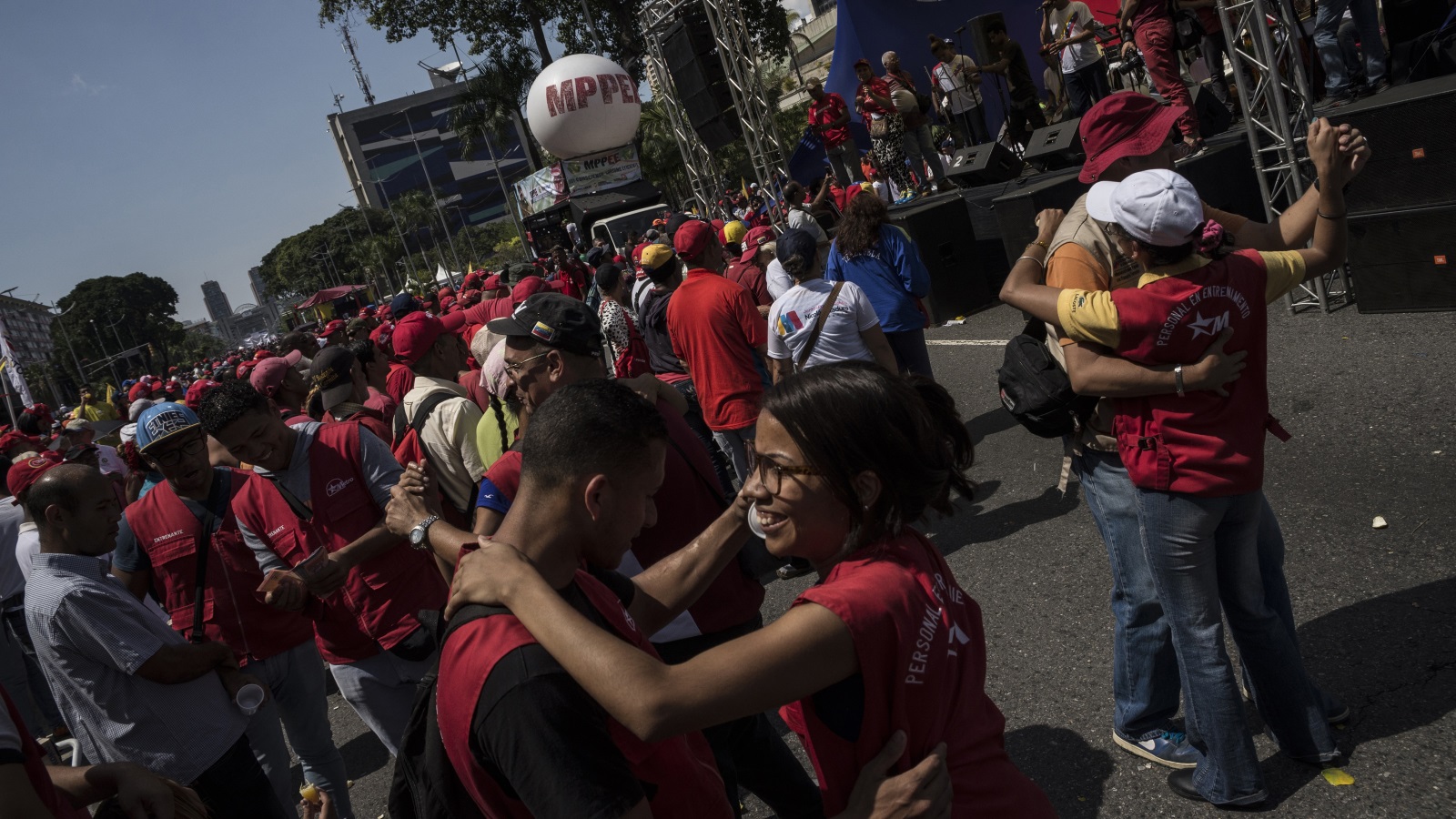 جانب من أنصار مادورو يعبرون عن تاييدهم له في العاصمة كراكاس (الأناضول)