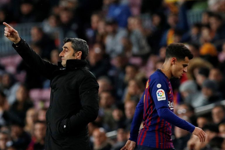 Soccer Football - Copa del Rey - Round of 16 - Second Leg - FC Barcelona v Levante - Camp Nou, Barcelona, Spain - January 17, 2019 Barcelona coach Ernesto Valverd gestures as Philippe Coutinho is substituted REUTERS/Albert Gea