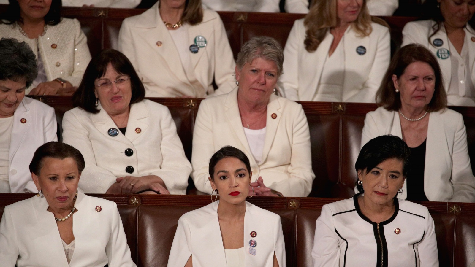 ‪لماذا تحتج النساء الديمقراطيات في الكونغرس الأميركي على ترامب باللون الأبيض؟‬ (الفرنسية)