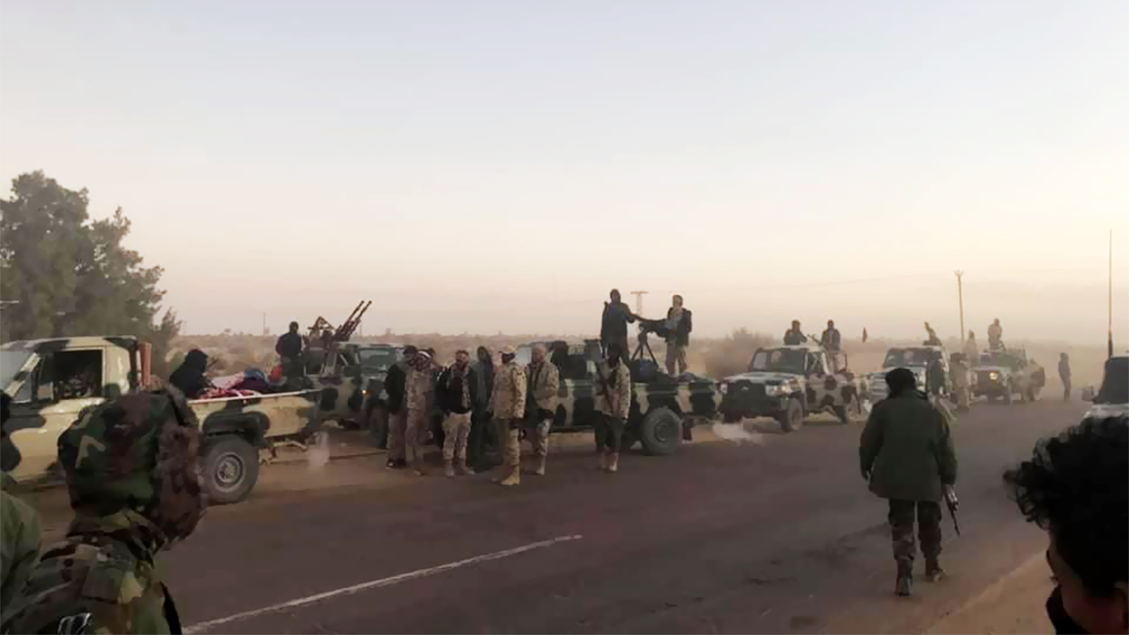 ‪صورة نشرها ناشطون قالوا إنها لمسلحين موالين للواء المتقاعد خليفة حفتر في بلدة غدوة على بعد ستين كيلومترا جنوب مدينة سبها الواقعة جنوبي ليبيا‬ (مواقع التواصل)