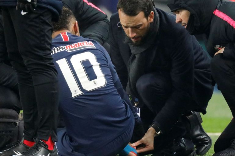 Soccer Football - French Cup - Round of 32 - Paris St Germain v RC Strasbourg - Parc des Princes, Paris, France - January 23, 2019 Paris St Germain's Neymar receives medical attention after sustaining an injury REUTERS/Charles Platiau