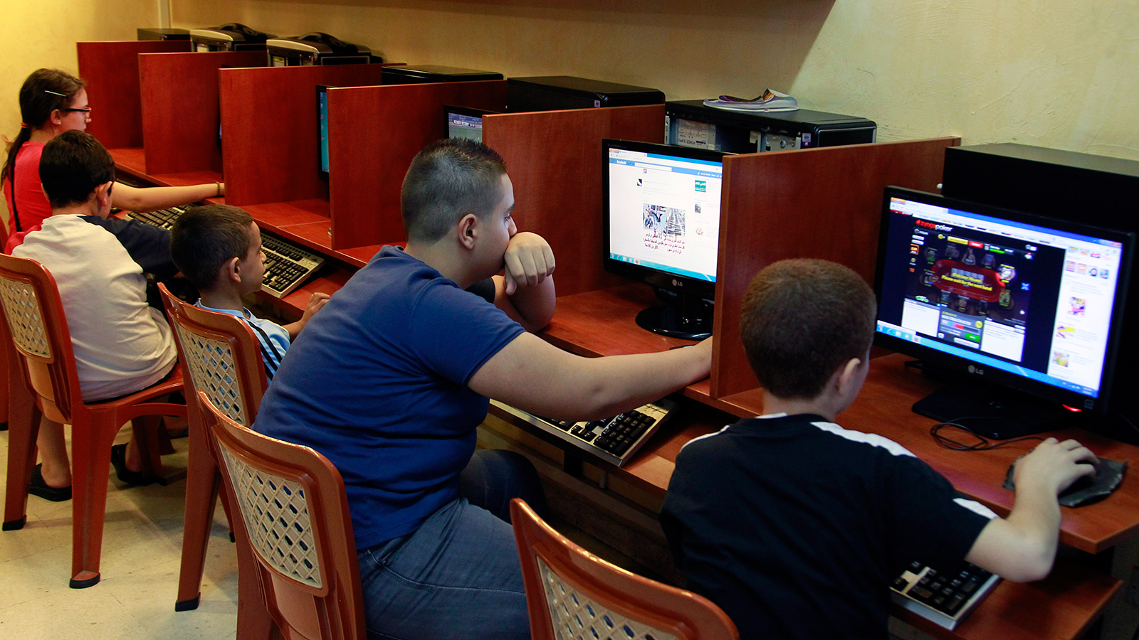 ‪أطفال داخل أحد مقاهي الإنترنت في العاصمة اللبنانية بيروت‬ (الأوروبية)