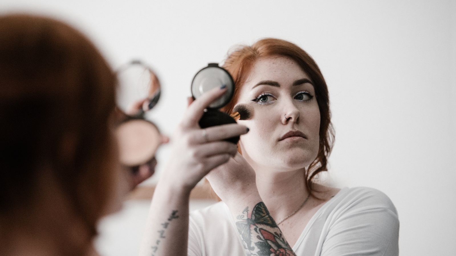 ‪‬ النساء اللواتي يضعن مساحيق التجميل ينظر إليهن على أنهن يحاولن تحسين مظهرهن وأنهن أقل جدارة بالثقة(مواقع التواصل)
