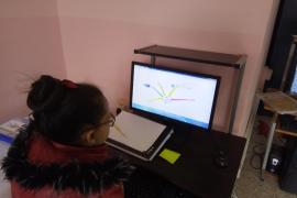 Said سعيد - طفلة جزائرية خلال حصة تدريبية في البرمجة، بجمعية الإبداع والإبتكار، مسيلة - هذه المبادرات تدرب أطفال الجزائر على الابتكار والاختراع