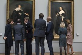 French President Francois Hollande (2ndL), King Willem Alexander (C) and Queen Maxima (R) of the Netherlands look at the two Rembrandt paintings, Portrait of Marten Soolmans and Portrait of Oopjen Coppit, during a visit at the Louvre Museum in Paris, France, as part of their State visit to France March 10, 2016. REUTERS/Etienne Laurent/Pool