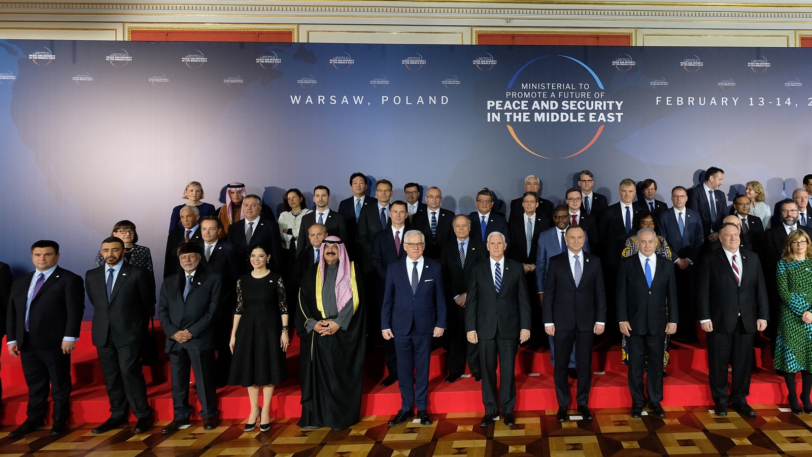 ‪هناك صور تغضب القيادة الفلسطينية يظهر فيها نتنياهو مبتسما مع بعض القادة العرب في مؤتمر وارسو‬ (غيتي)