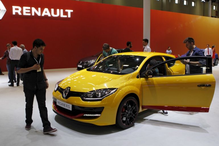 Visitors look at cars displayed on the stand of French carmaker Renault, on media day, at the Istanbul Motor Show, Turkey, May 21, 2015. Renault could reconsider investment in Turkey after a labour dispute stopped production at its Turkish joint venture Oyak Renault, the French car maker's head of Eurasia said on Thursday. Tofas and Ford unit Ford Otosan as well as Oyak Renault have all halted output because of the dispute, which comes weeks ahead of a June 7 parliamentary election. REUTERS/Osman Orsal