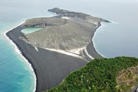 Said سعيد - منظر عام للجزيرة الجديدة - علماء يستكشفون جزيرة حديثة الولادة بالمحيط الهادئ