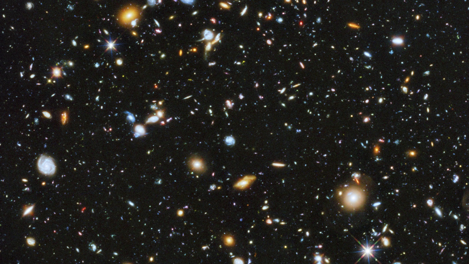 وفقا لنظرية إدوين هابل فإنه كلما كانت إحدى المجرات أكثر بعدا عن الأرض زادت سرعة ابتعادها (رويترز)