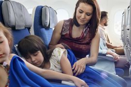 كيف تحافظين على هدوء طفلك في الطائرة