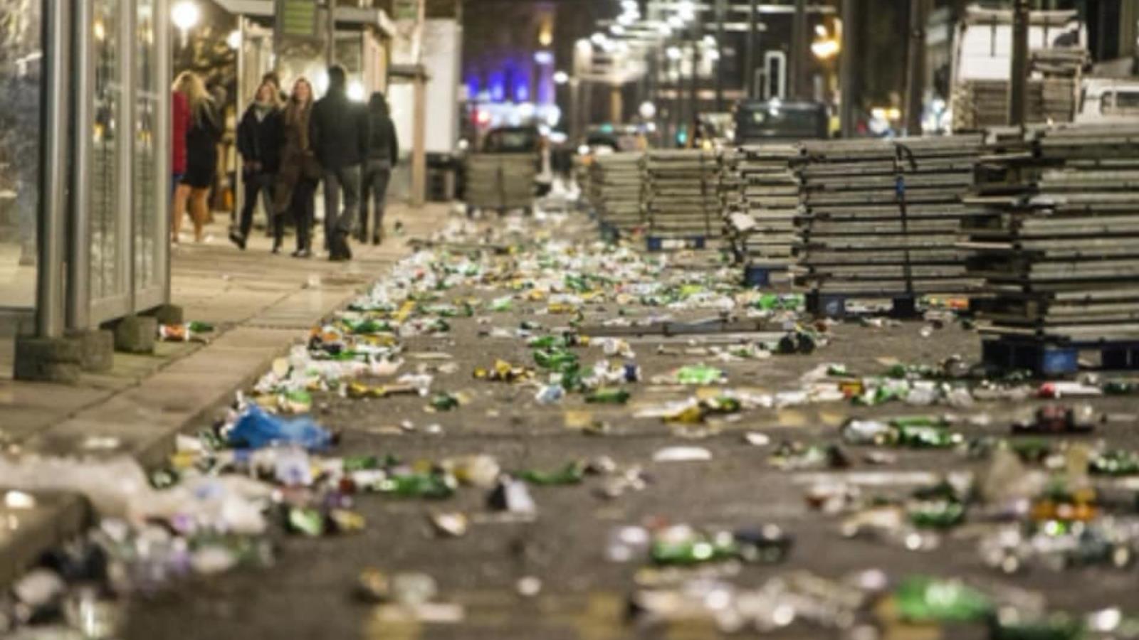 القمامة والزجاجات الفارغة حولك في كل مكان بمدينة باريس (مواقع التواصل) 