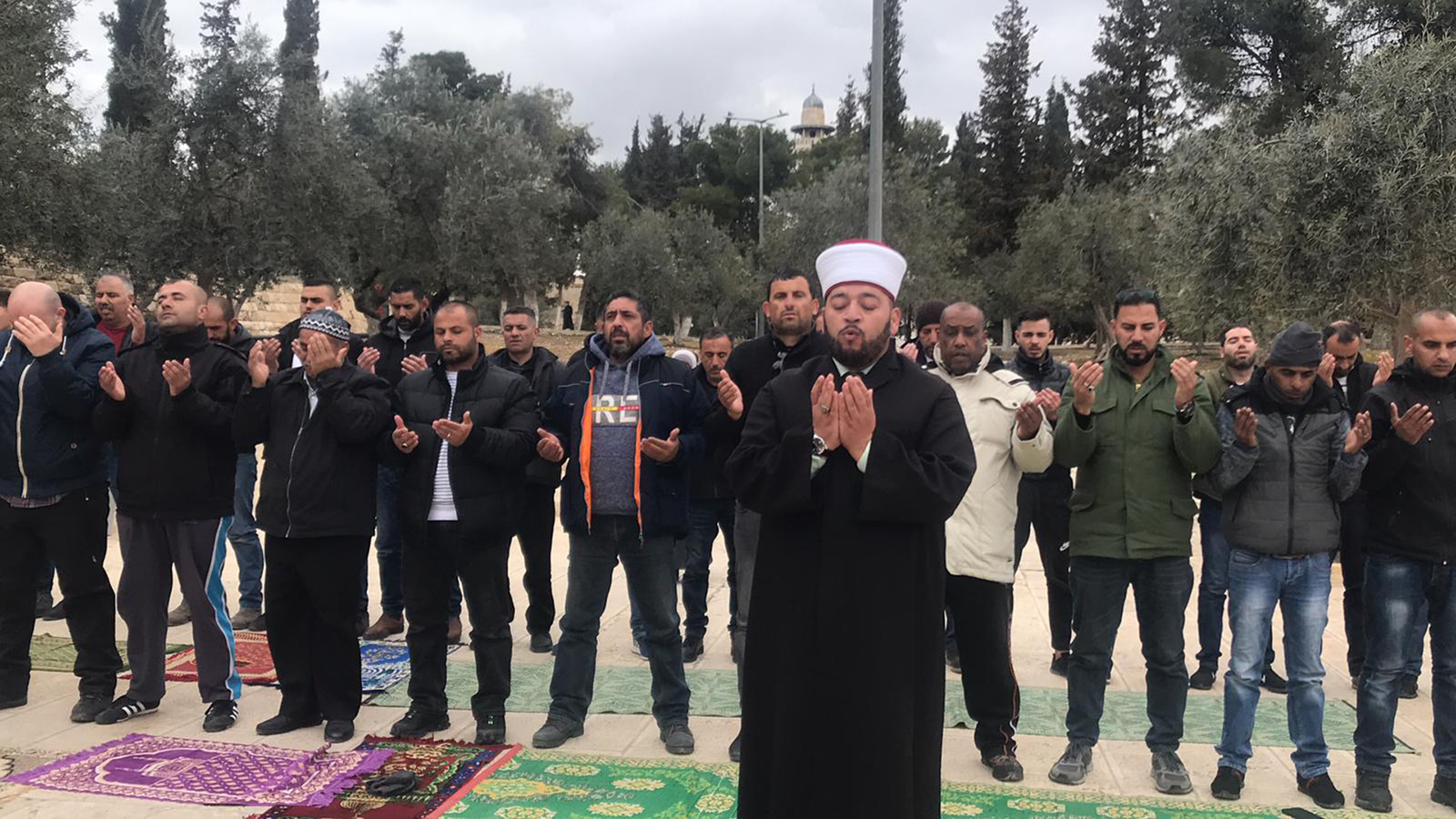 ‪الفلسطينيون اضطروا للصلاة أمام باب الرحمة بعد إغلاقه‬  (الجزيرة)