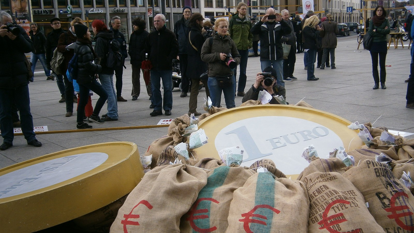 مظاهرة في برلين ضد تفاوت توزيع الثروات وإنقاذ المصارف المتعثرة في الاتحاد الأوروبي (الجزيرة)