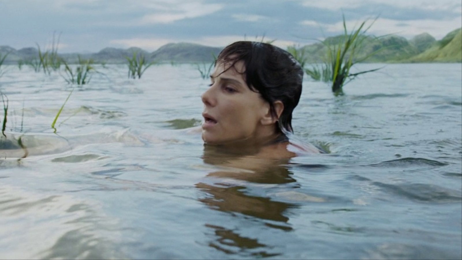 الماء في أفلام ألفونسو كوارون يغسل الشخصيات من آلامها، ويُعمّد انبعاثهم الجديد في الحياة بعد أن أصقلتهم التجربة وأنضجتهم الرحلة