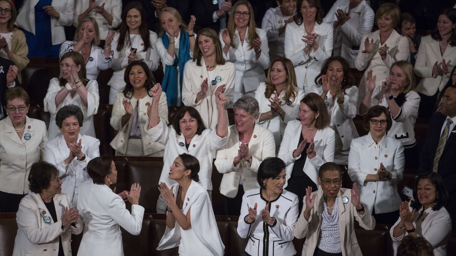كثير من الديمقراطيات أعضاء الكونغرس ارتدين اللون الأبيض -بمن فيهن رئيسة المجلس نانسي بيلوسي- إظهارا لوحدتهن وجذب الانتباه بصريا (الفرنسية)