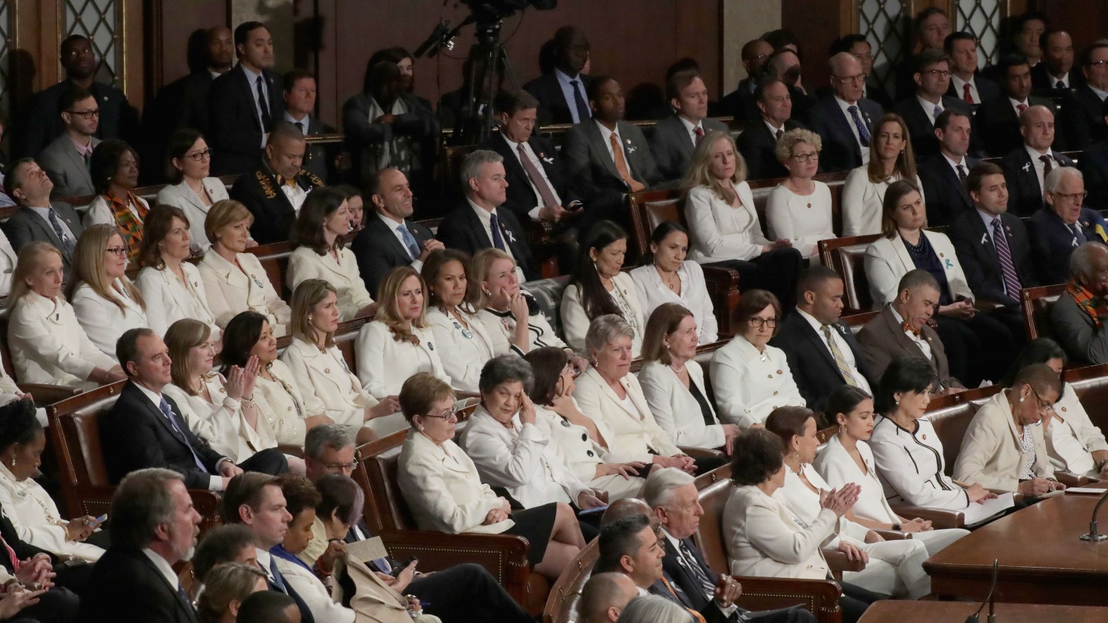 ‪عضوات الكونغرس الديمقراطيات باللون الأبيض في لحظة تاريخية تعبر عن موقفهن من قضايا المرأة خلال خطاب الرئيس ترامب‬  (الفرنسية)