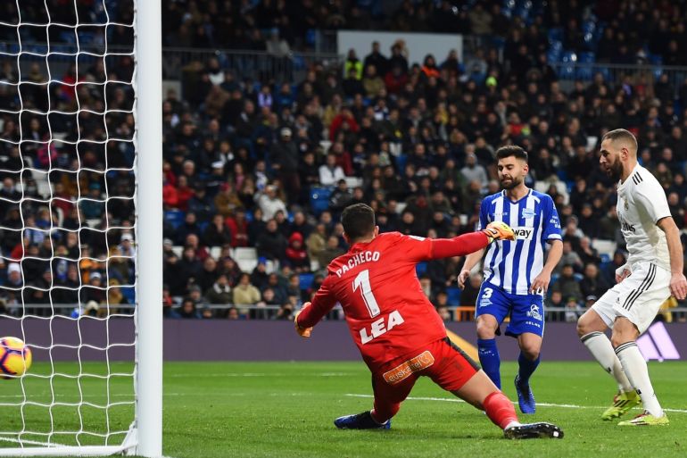MADRID, SPAIN - FEBRUARY 03: Karim Benzema of Real Madrid scores his team's first goal past Fernando Pacheco of Deportivo Alaves during the La Liga match between Real Madrid CF and Deportivo Alaves at Estadio Santiago Bernabeu on February 03, 2019 in Madrid, Spain. (Photo by Denis Doyle/Getty Images)