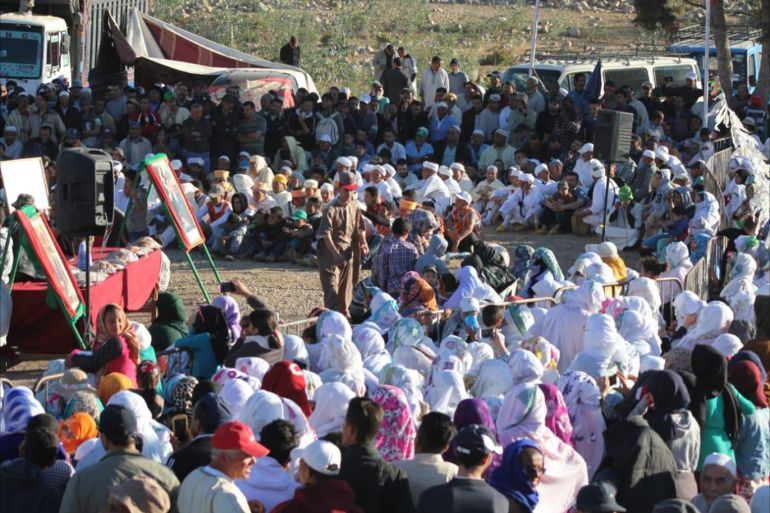 "إدرنان" وليمة وفرة وسلام.. تراث أمازيغي يقاوم النسيان ..جانب من حضور المهرجان، يظهر اللباس المحلي للمنطقة .