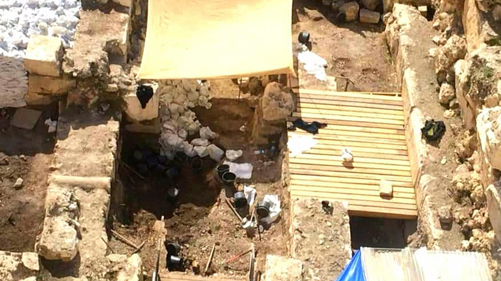 ‪حفريات إسرائيلية على بعد خمسة أمتار من المسجد الأقصى‬ (مواقع التواصل) 