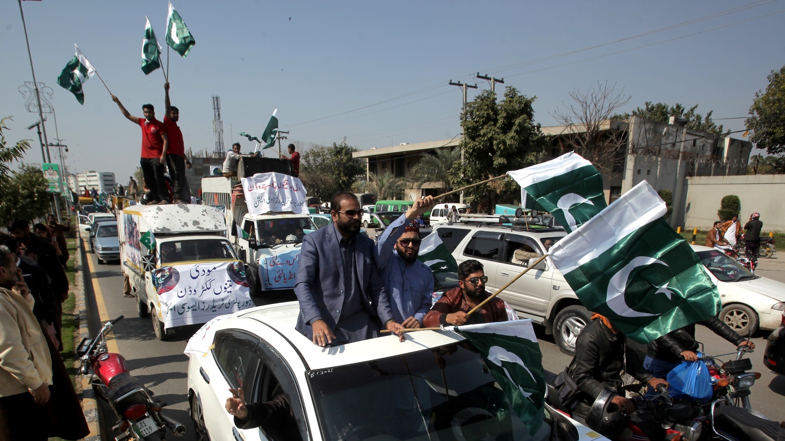‪احتفالات في باكستان بعد إسقاط مقاتلتين هنديتين‬ (رويترز)