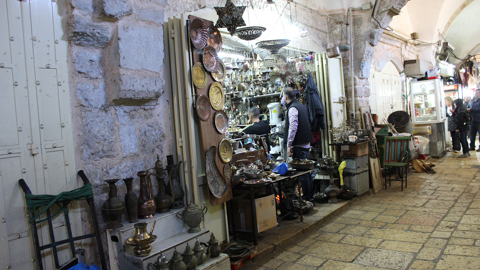 ‪حانوت محمد عبد الجواد هو الوحيد الباقي من مهنة النحاسين في القدس‬ (الجزيرة نت) 