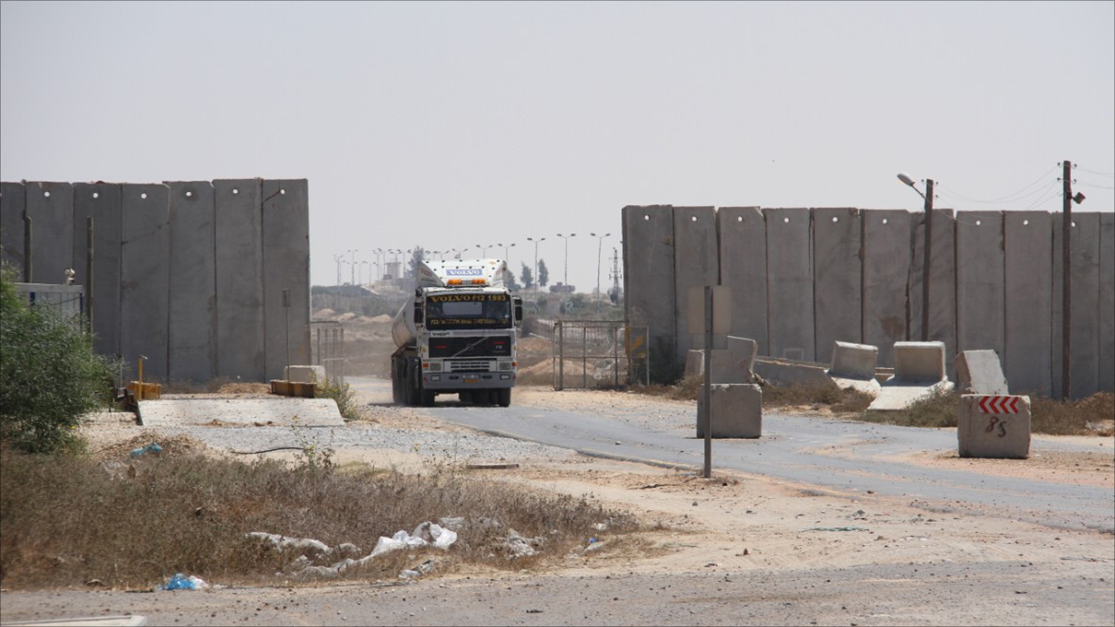‪شاحنة فلسطينية قادمة من معبر كرم أبو سالم باتجاه غزة‬  (الجزيرة-أرشيف)