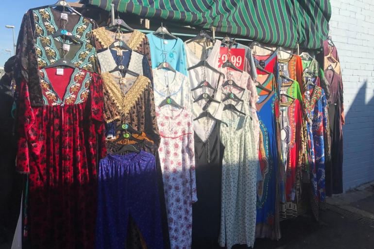 Nagwan Lithy - ملابس منزلية شعبية زهيدة الثمن (الجزيرة) - لندن كما لم ترها من قبل.. جولة في سوق "شبرد بوش" الشعبي