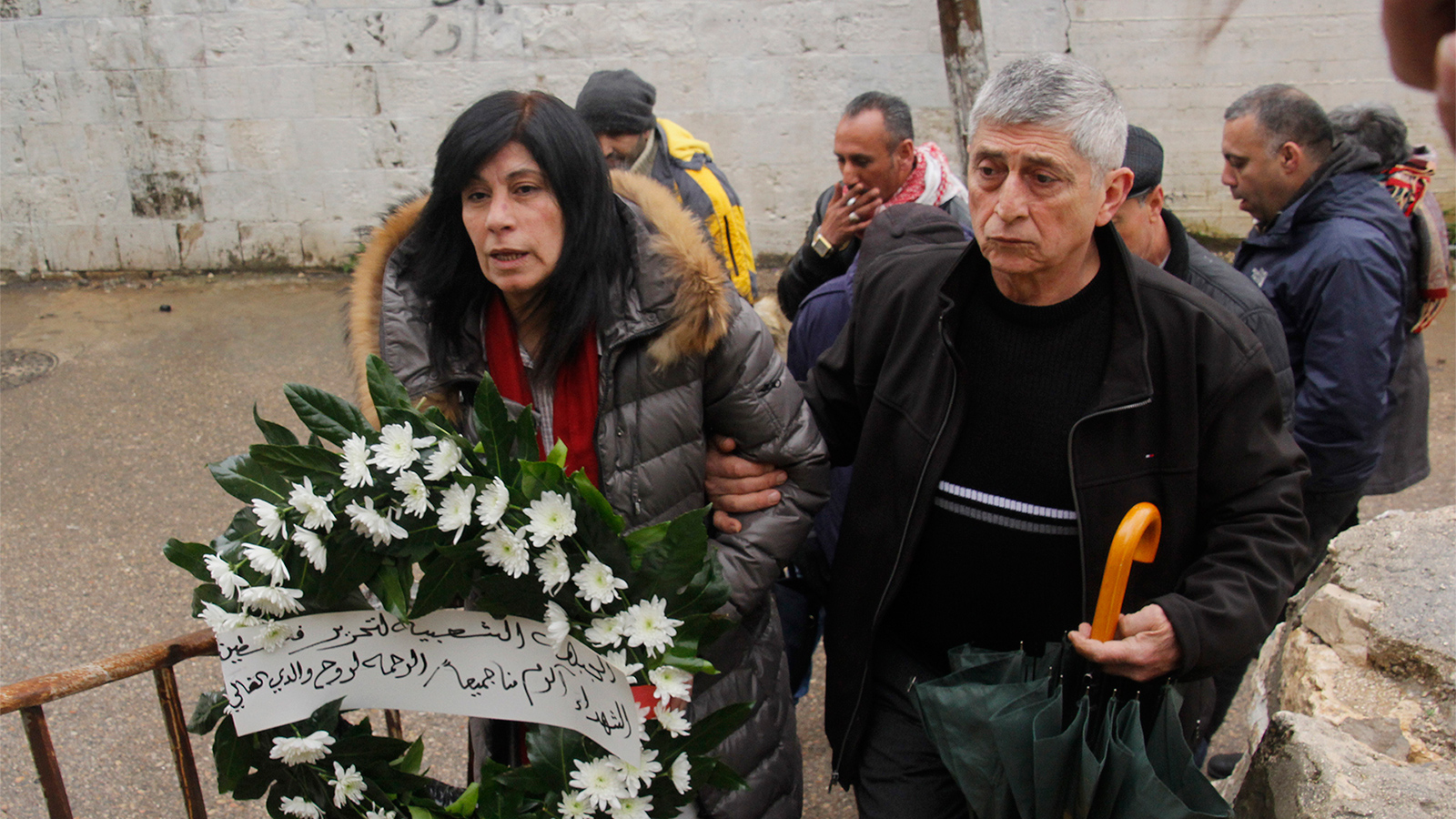 ‪خالد جرار بعد وصولها إلى نابلس وتوجهها لزيارة قبر والدها الذي توفي وهي بالمعتقل‬ (الجزيرة نت)