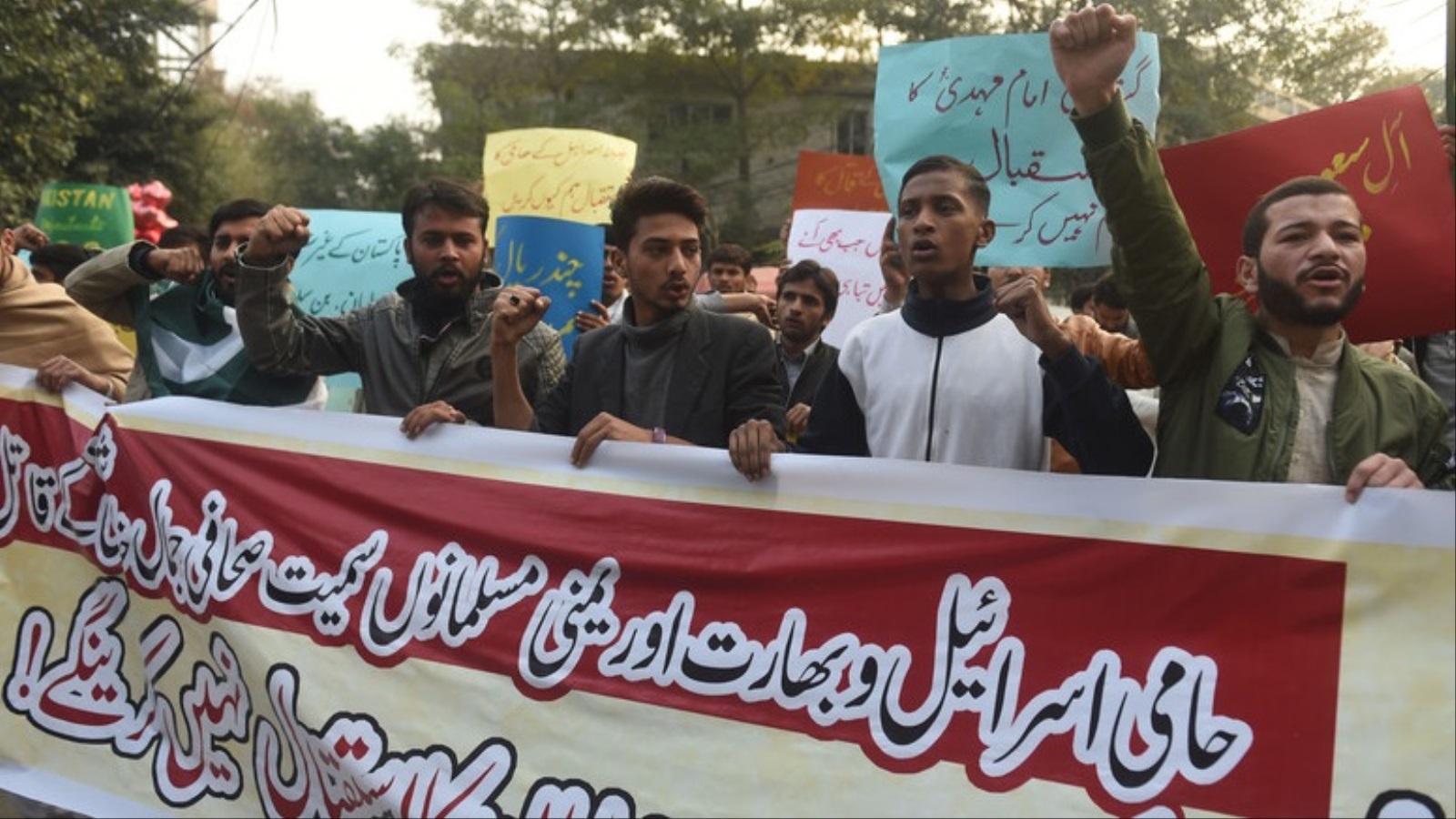 ‪صورة من المظاهرة نفسها التي خرجت في لاهور، والتي وصفت ولي العهد السعودي بغير المرحب به في باكستان‬ (الأوروبية)