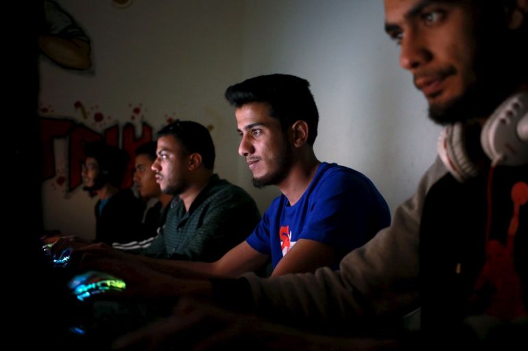 Libyans play computer games at an internet cafe in Benghazi, Libya April 10, 2016. Picture taken April 10, 2016. REUTERS/Esam Omran Al-Fetori