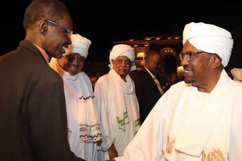 الرئيس السوداني عمر البشير يستقبل الصحفيين المعارضين في القصر - المصدر: وكالة السودان للأنباء
