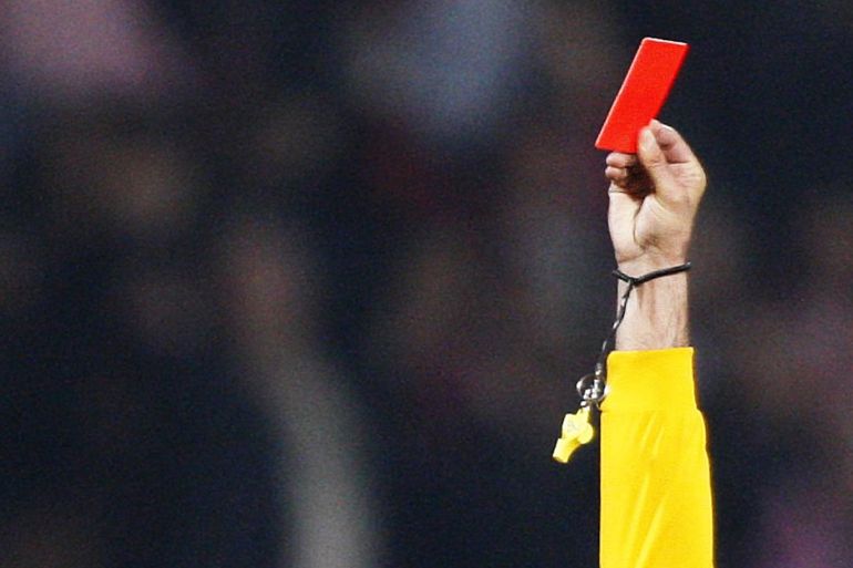 Portuguese referee Olegario Benquerenca gives a red card to Girondins Bordeaux's Alou Diarra during the Champions League soccer match between Bordeaux and Olympiakos at the Chaban Delmas stadium in Bordeaux, southwestern France, March 17, 2010. REUTERS/Regis Duvignau (FRANCE - Tags: SPORT SOCCER)