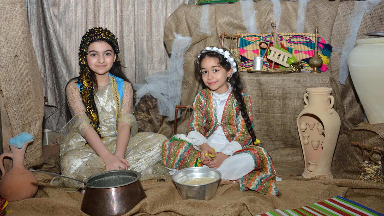 ‪أطفال يعيشون طقوس التراث الكردي‬ (الجزيرة)