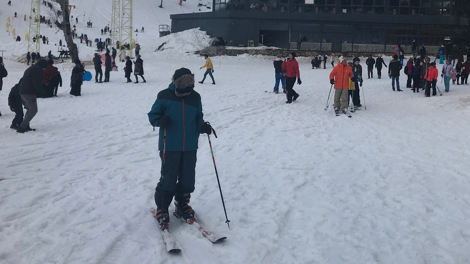 ‪الفتى أحمد آرتكين يمارس التزلج على الثلوج في مرتفعات كارتبيه‬ (الجزيرة)