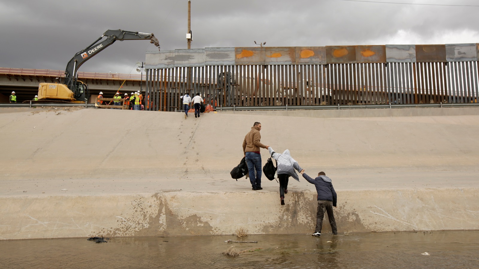 ‪مهاجرون من المكسيك يحاولون الاقتراب من الحدود الأميركية‬ (رويترز)