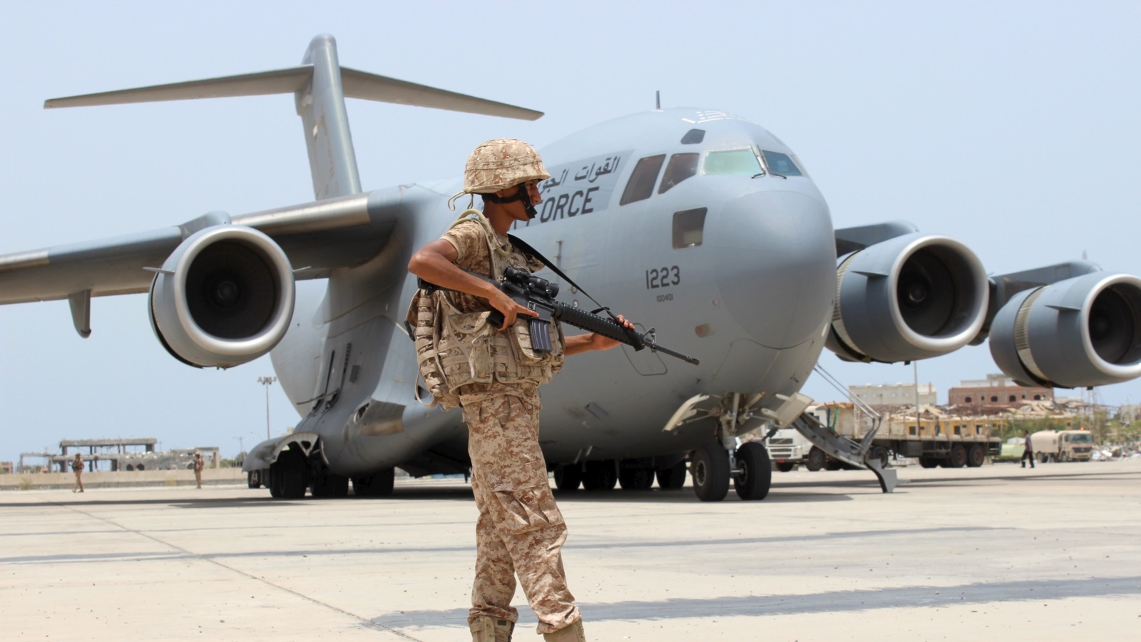 ‪جندي إماراتي أمام طائرة عسكرية إماراتية في عدن‬ (رويترز)