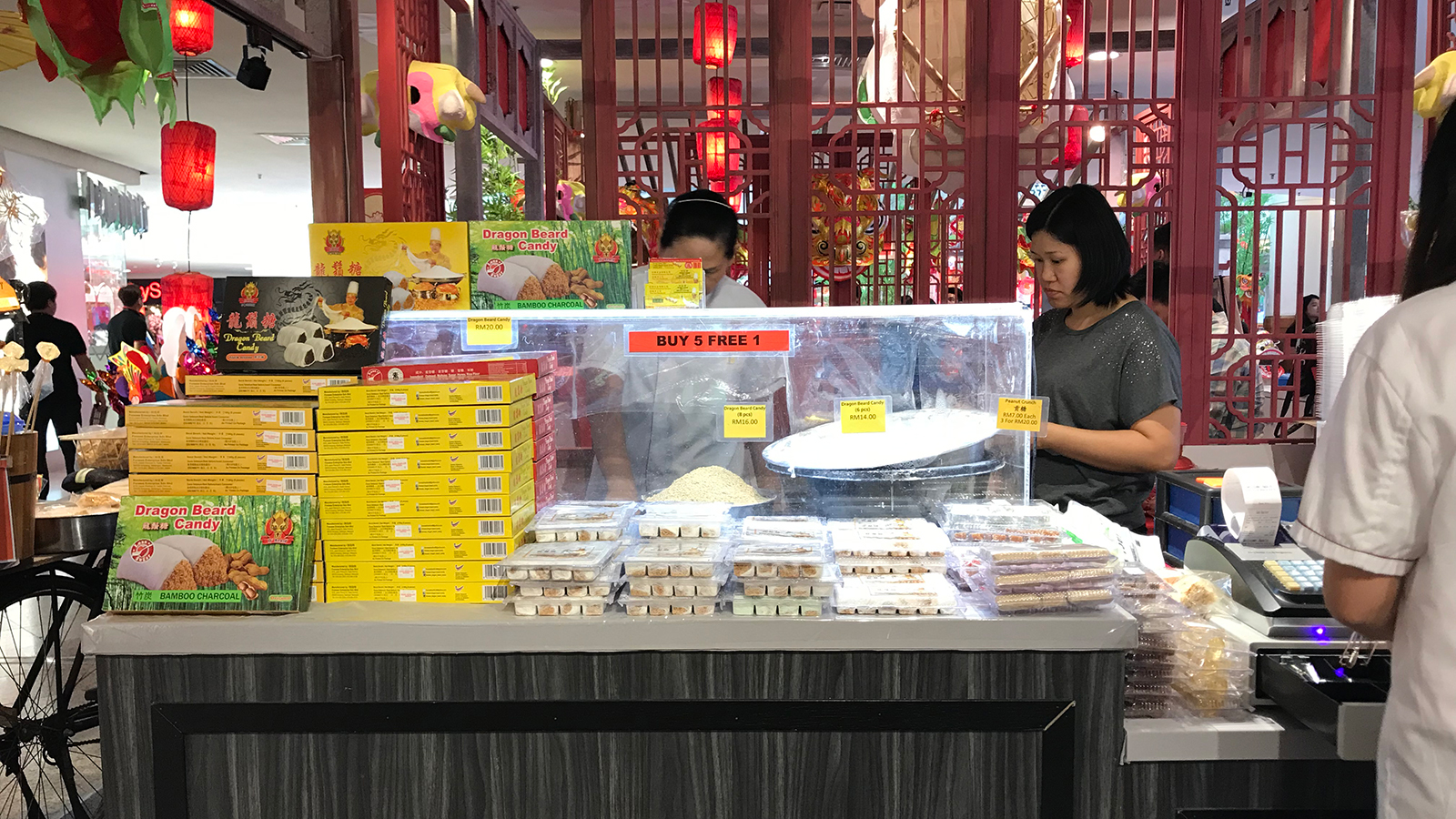 بيع الحلوى يلقى رواجا خلال الأعياد في ماليزيا(الجزيرة)