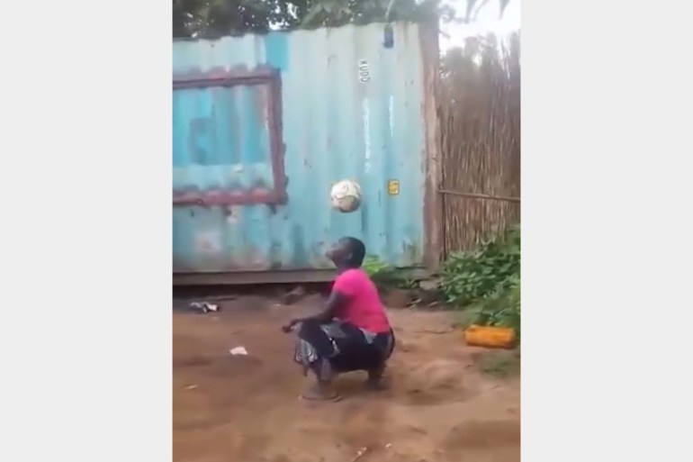 سيدة أفريقية لها موهبة لافتة في مداعبة كرة القدم