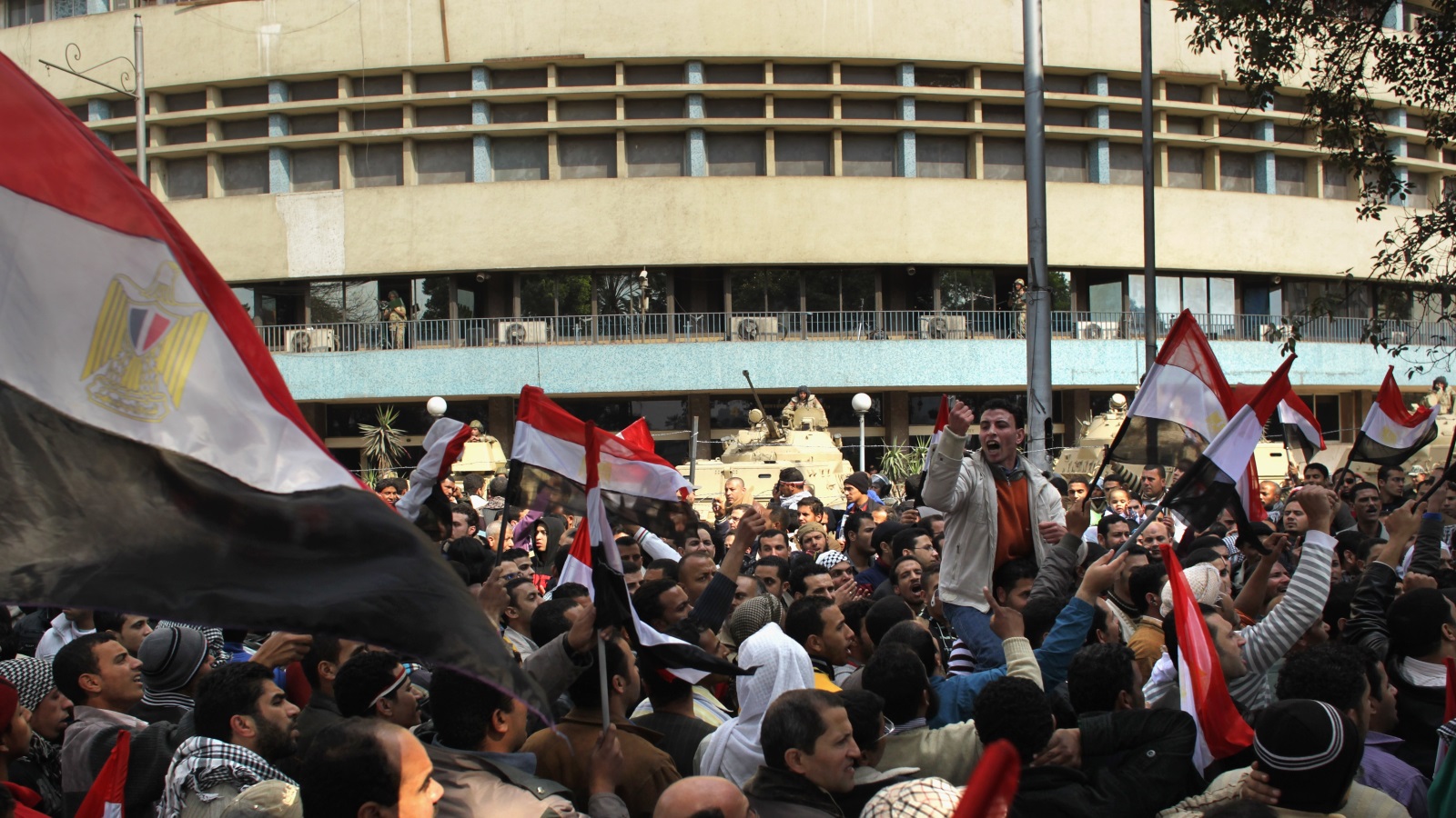المصريون تظاهروا أمام مبنى التلفزيون عدة مرات احتجاجا على انحيازه للسلطة (غيتي)