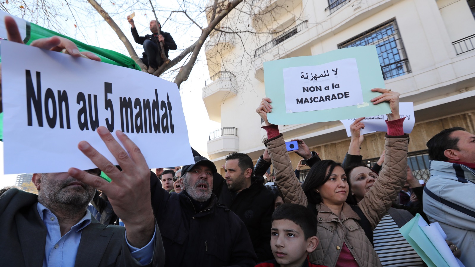 مظاهرات الجزائر ضد العهدة الخامسة لبوتفليقة أعادة أمل المصريين بإمكانية التحرك الشعبي ضد التعديلات الدستورية 