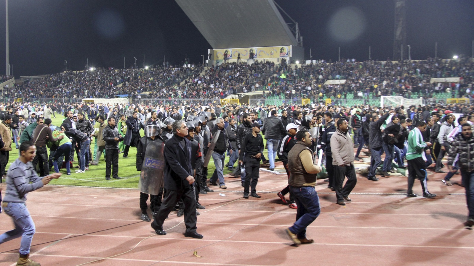 الملعب امتلأ بجماهير المصري الذين قفزوا من على الأسوار بعد نهاية المباراة مباشرة والشرطة تتفرج (رويترز)
