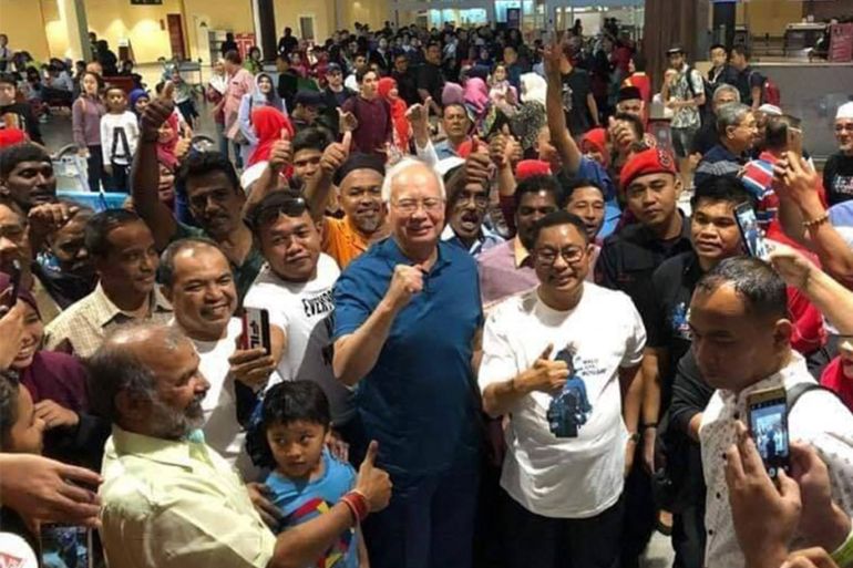 رئيس الوزراء الماليزي السابق نجيب عبد الرزاق مع مؤيديه في سوق بجزيرة لانكاوي نشرها موقع ماليزيا كيني