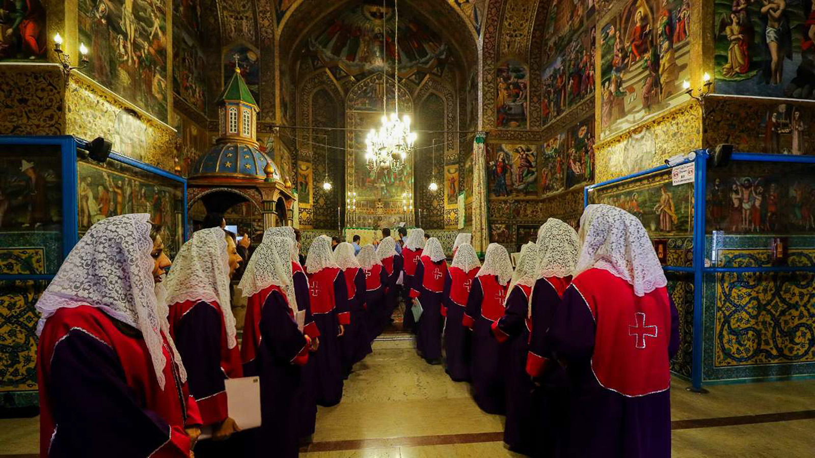 ‪الأرمن في كنيسة وانك في مدينة أصفهان في اجتماع عشاء المقدس‬ (وكالة إيرنا)