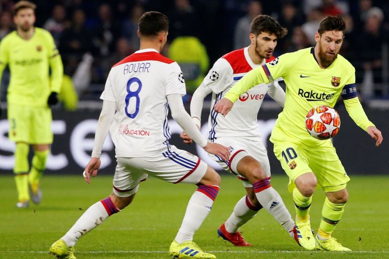 Soccer Football - Champions League - Round of 16 First Leg - Olympique Lyonnais v FC Barcelona - Groupama Stadium, Lyon, France - February 19, 2019 Barcelona's Lionel Messi in action with Lyon's Martin Terrier and Houssem Aouar REUTERS/Jean-Paul Pelissier