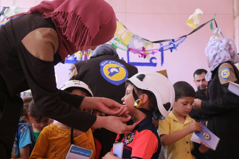 المتطوعات تستمعن لمطالب الأطفال خلال احدى الجلسات التوعوية بريف ادلب